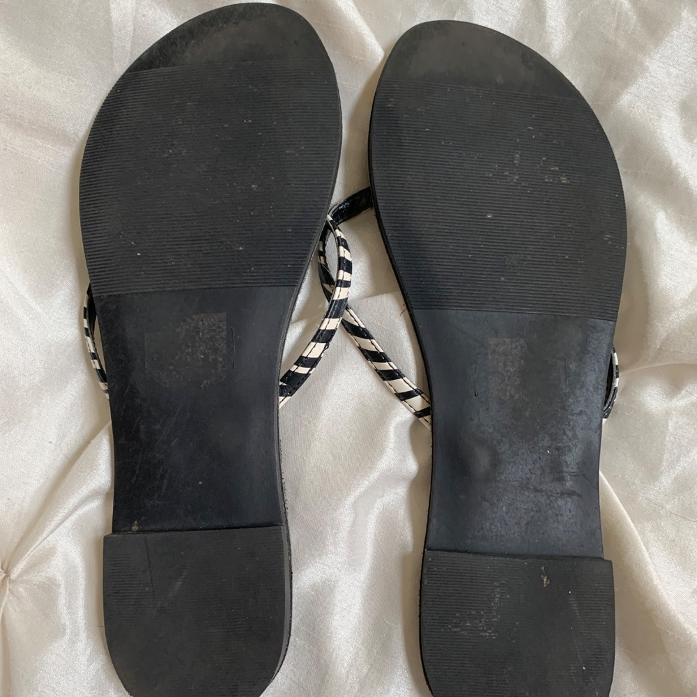 Bebe Black/Ivory Thong Flat Sandals sz 8.5 - Picture 4 of 5